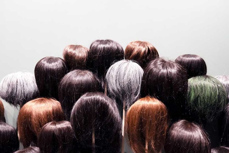 「ウィッグは、いつ頃からつけるのがベストなのでしょうか?」 この質問は、DMやカウンセリングの中でもよくいただきます。 それだけ、始めるタイミングについて悩まれている方が多いということなのだと思います。 ただ実際には、 この質問に対して「この時期が正解です」と言い切ることは難しいと感じています。 なぜなら、ウィッグを考える背景や理由は、人それぞれ大きく違うからです。 たとえば、転職や異動など、環境が変わるタイミングを目安にされる方がいます。 関わる人が大きく変わる時期は、見た目の変化も受け入れられやすく、 始めやすいと感じる方が多いようです。 また、ゴールデンウィークや年末年始といった大型連休を区切りとして考える方もいます。 久しぶりに友人や家族に会う前に、整えておきたいと感じるケースもあります。 結婚式などの個人的なイベントをきっかけに検討される方もいれば、 特別な予定がなくても、「欲しいと思ったタイミングですぐに行動する」という方もいます。 こうして見ていくと、 多くの方が探しているのは 「この日が正解」という明確な答えではなく、 自分自身が納得できる始めどきなのかもしれません。 ひとつの考え方として、 もしイベントに合わせてウィッグを検討している場合は、 余裕があれば、1ヶ月ほど前から使い始めるという選択があります。 見た目が変わることで、最初は少し見慣れないと感じることもあります。 そのため、自分自身が慣れるための時間を持っておくことで、 当日を落ち着いた気持ちで迎えられることが多いようです。 ウィッグは、つけた瞬間にすべてが完成するものではありません。 生活の中で少しずつ馴染み、 気持ちの面でも整っていくものだと、私たちは考えています。 この内容については、 バンビーニーの動画でも詳しく紹介しています。