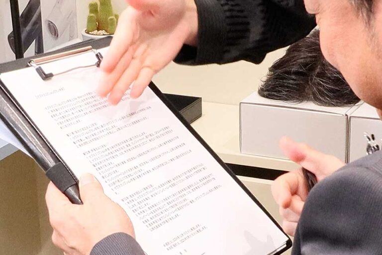 バンビーニーがサブスクを選んだ理由 ― なぜ「買い切り」ではないのか？ ウィッグというと、まず思い浮かぶのは「高額な買い切り型」ではないでしょうか。 一度購入したら長く使い続けるスタイルが一般的ですが、実際には毛が抜けてきたり、劣化で不自然になったりと、悩みが尽きません。 そこで私たちバンビーニーは「1ヶ月外れないウィッグ」を、サブスクリプション（定額制）でご提供することにしました。 今回はその理由を3つのポイントに分けてご紹介します。 ⸻ 1. 常に自然さを保つために ウィッグは消耗品です。どれだけ品質の良いものでも、使い続けるうちに毛が抜けたり、髪のハリが失われたりします。 その結果、せっかくのウィッグが「不自然に見えてしまう」リスクがあります。 バンビーニーではレンタル形式を採用し、定期的に新しいウィッグに交換できる仕組みを整えました。 これにより、常に自然な状態を維持でき、バレる心配を減らすことができます。 ⸻ 2. 月1メンテナンスで快適さをキープ バンビーニーのウィッグは、お客様の自毛と直接ジョイントする特別な方式です。 自然な仕上がりを実現できる一方で、時間が経つと自毛の伸びや接着部分の緩みが生じます。 そのため、月に1度ご来店いただき、プロの手で締め直しや調整を行います。 これにより、外れない安心感と、付けた時の快適さを両立させています。 ⸻ 3. 気軽に試せる安心感 「ウィッグに興味はあるけれど、高額な買い切りに踏み切るのは不安」 そう感じる方は少なくありません。 バンビーニーのサブスクは1ヶ月単位で利用でき、最低利用期間の縛りもありません。 初めての方でも「まずは試してみる」という感覚で始められるのが大きなメリットです。 ⸻ もっと詳しく知りたい方へ 今回ご紹介した内容を、動画でも詳しくお話ししています。 実際のウィッグを使いながら、サブスクの仕組みやこだわりをわかりやすく解説していますので、ぜひYouTubeでご覧ください。