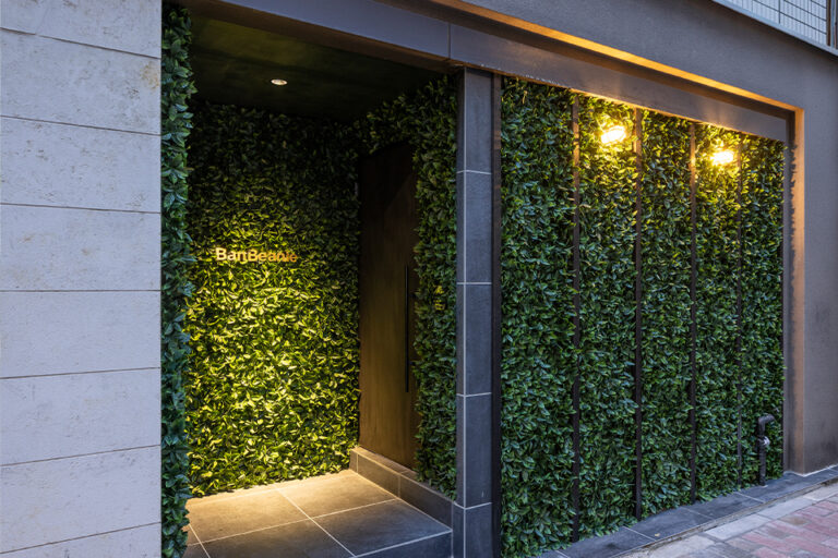 バンビーニーが目指す姿――“外れないウィッグ”の専門サロンとして 髪にまつわるサービスには、さまざまな方法があります。中でも「増毛」という言葉を耳にしたことがある方も多いでしょう。 これは自毛に人工毛や人毛を結びつけ、見た目のボリュームを増やす技術です。 バンビーニーでは、この増毛サービスを提供していません。 そこには、きちんとした理由があります。 増毛の仕組み 増毛は、自分の髪の毛1本に対して2〜6本の毛を直接結びつけることで、毛量が増えたように見せる方法です。 短時間で変化が実感できる点が特徴ですが、一方で自毛そのものに負担がかかりやすい仕組みでもあります。 自毛にかかる負担 細い髪や弱った髪に複数本の毛を結ぶと、その髪に力が加わりやすくなります。 そうすると「思ったより長持ちしない」というケースが起きやすいのです。 つまり、増毛は即効性がある反面、持続性の部分で難しさを抱えています。 維持コストの問題 また、増毛は継続的なメンテナンスが欠かせません。 結ぶ本数が増えるほど費用もかさみ、長期的にみるとコスト負担が大きくなるのも事実です。 バンビーニーの考え方 バンビーニーが大切にしているのは、安心して日常を過ごせること。 そこで選んだのが「1ヶ月外さないウィッグ」という方法です。 このウィッグは、毎日の取り外しが不要で、外れる心配もありません。 メンテナンスは月1回の来店で済むため、余計なストレスを感じることなく自然な状態を保てます。 まとめ 増毛にはメリットもある一方で、髪への負担や維持の難しさ、コスト面の課題が残ります。 だからこそバンビーニーでは、別の形で「安心して続けられる方法」として外さないウィッグを提供しています。 大切なのは、見た目を変えること以上に、毎日を自然に、自分らしく過ごせること。 そのための選択として、バンビーニーはあえて「増毛をやらない」という答えにたどり着きました。