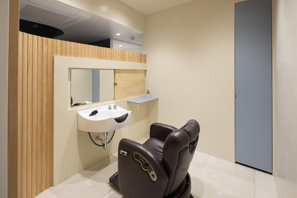 ウィッグ専門店と聞くと、 「特別な場所」「入りづらい」「緊張しそう」 そんなイメージを持たれる方も少なくありません。 ですが、実際のバンビーニーの空間は、 いわゆるウィッグ専門店というより、 個室の美容室に近い雰囲気です。 そこで今回は、 なぜそのような空間設計にしているのかを、 3つのポイントに分けてご紹介します。 ⸻ 特別な場所ではなく、「いつもの美容室」に近づけるため バンビーニーの施術内容は、 基本的には美容室と大きく変わりません。 カットやスタイリングといった通常の美容サービスに、 ウィッグの施術が加わる、という位置づけです。 「ウィッグだから特別」ではなく、 「髪を整える場所」として、できるだけ日常に近い感覚で来ていただく。 そのための空間設計です。 ⸻ 相談のしやすさを優先した結果が、個室でした 髪の悩みは、とてもプライベートな内容です。 長年誰にも相談できなかった、という方も少なくありません。 そのため、 周囲を気にせず話せる環境を最優先に考えました。 個室にすることで、 ・人目を気にせず話せる ・細かい悩みも相談しやすい こうした状態をつくることができます。 空間そのものが、 「話していい場所」になることを意識しています。 ⸻ スタイルは「一緒に作る」時間として考えています 施術は、 こちらが一方的に進めるものではありません。 個室でじっくりヒアリングを行い、 ご希望や不安点を確認しながら、 一緒にスタイルを形にしていきます。 正解を押し付けるのではなく、 その方にとって自然で納得できる形を、 すり合わせながら作る。 そのための時間として、個室の空間を使っています。 ⸻ まとめ：ウィッグ専門店らしくないことを、大切にしています バンビーニーは、 「ウィッグ専門店」というより、 「個室の美容室に近い場所」であることを目指しています。 特別な場所ではなく、 安心して通える場所であること。 それが、空間づくりの基本的な考え方です。 ⸻ もっと詳しく知りたい方へ 今回ご紹介した内容については、動画でも実際の雰囲気を交えて解説しています。 初めての方が感じやすい不安についてもお話ししていますので、 気になる方は、ぜひYouTubeもあわせてご覧ください。